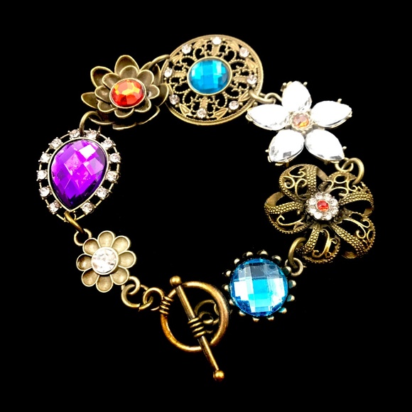 Jewelry - Beautiful Jeweled Floral Bracelet